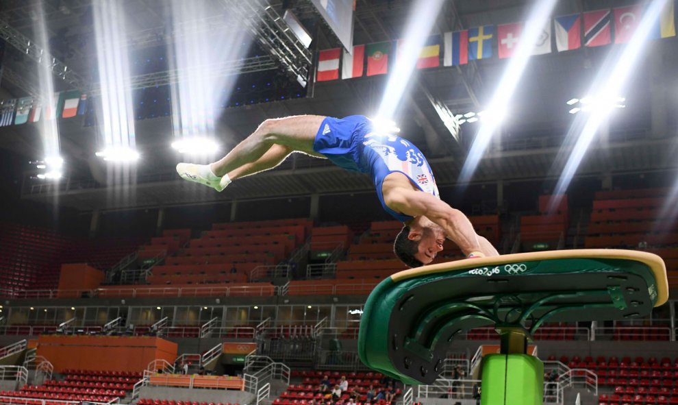 Los trampolines aguantan los ensayos de los gimnastas en el pabellón del Parque Olímpico. /REUTERS