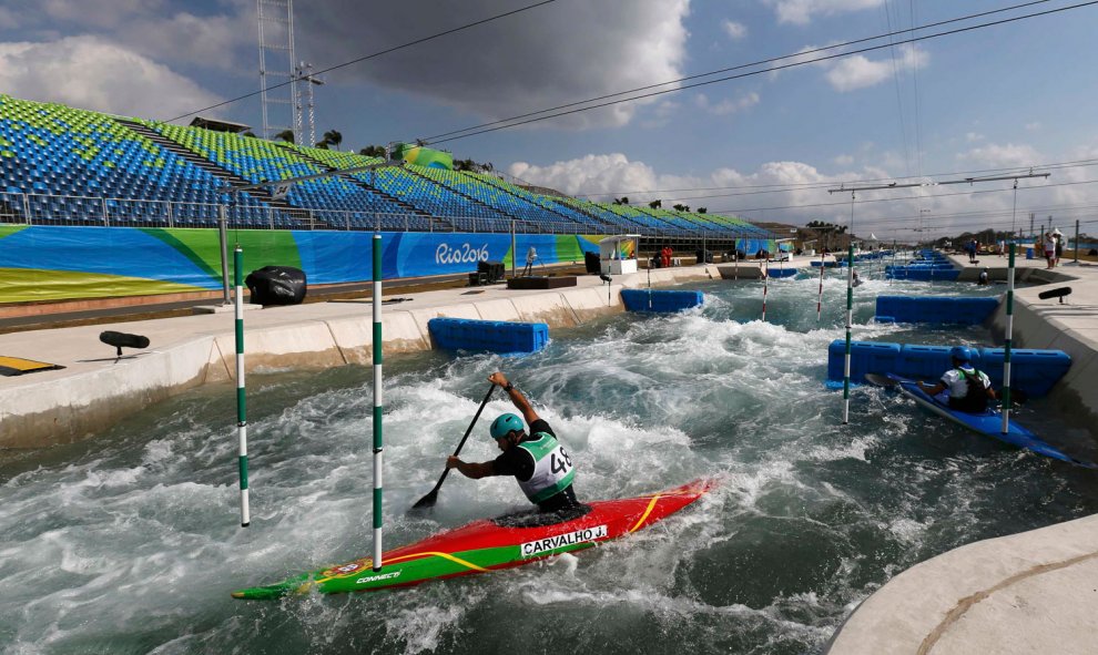 Espectacular imagen de un entrenamiento de piragüistas en las aguas bravas de Río con las gradas todavía vacías. /REUTERS