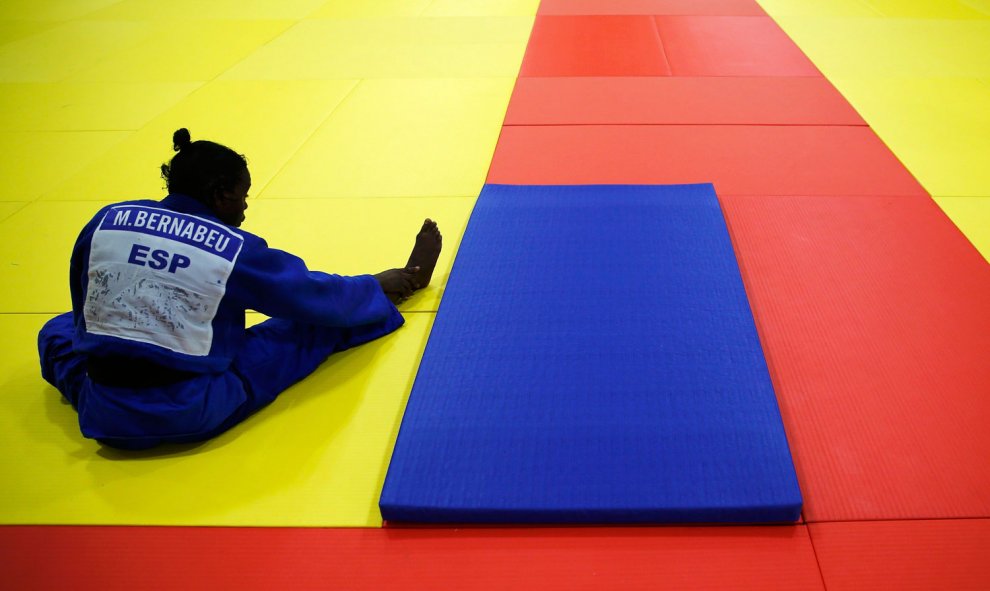 La española María Bernabéu estira tras un entrenamiento en el Arena Carioca 2, sede de la competición de judo. /REUTERS