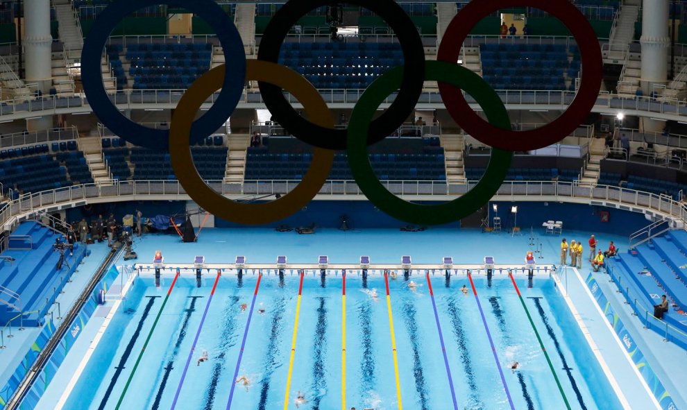 Los aros olímpicos presiden el impresionante centro acuático de Río. /REUTERS