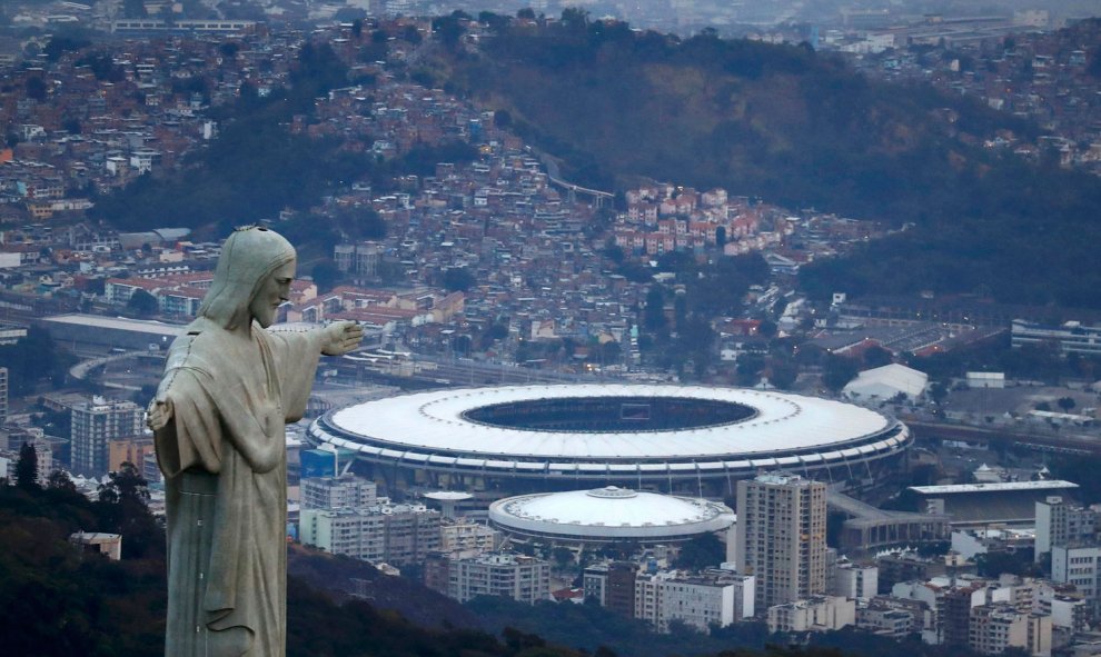 La imagen de Río. El Cristo Redentor con Maracaná de fondo. /REUTERS
