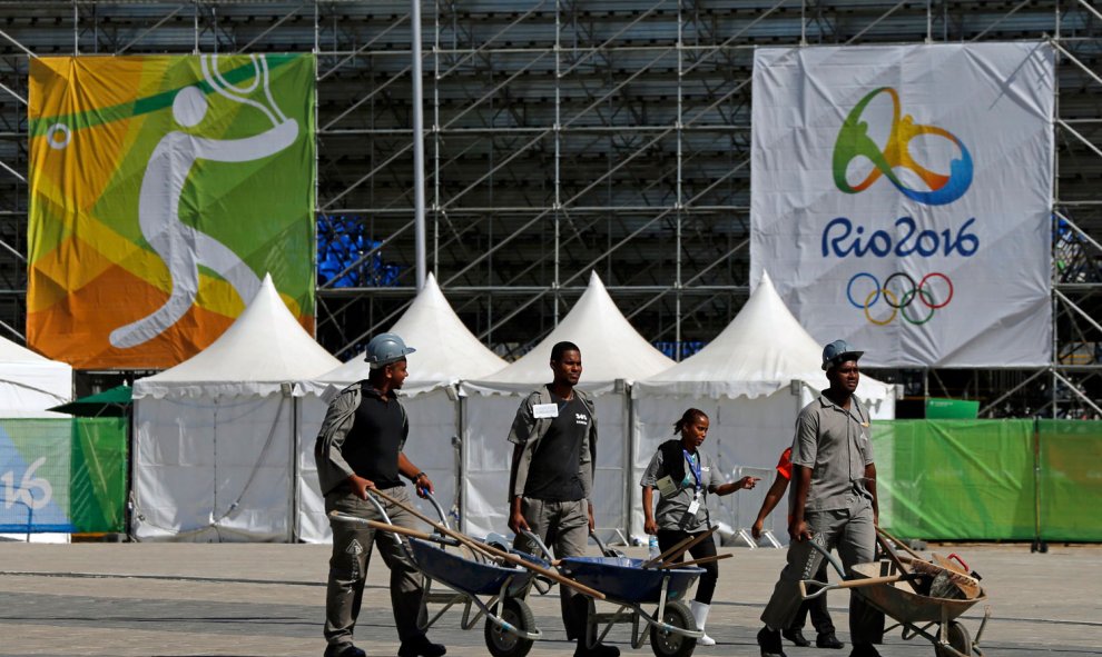 Todavía transitan operarios por los alrededores del centro olímpico de tenis de Río. /REUTERS