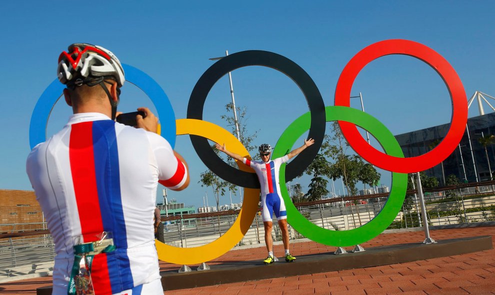 No hay deportista que no se fotografie estos días posando en los anillos olímpicos. /REUTERS