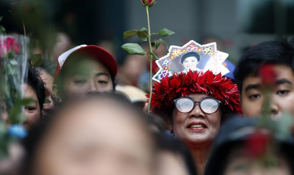 Simpatizantes de la ex primera ministra tailandesa, Yingluck Shinawatra, esperan su llegada al juicio por corrupción en el Tribunal Supremo en Bangkok (Tailandia). Shinawatra reiteró hoy su inocencia antes de declarar ante el Tribunal Supremo, donde es ju