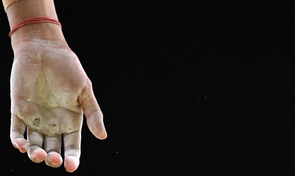 Un primer plano muestra la mano de una de las gimnastas del equipo chino. REUTERS/Dylan Martinez