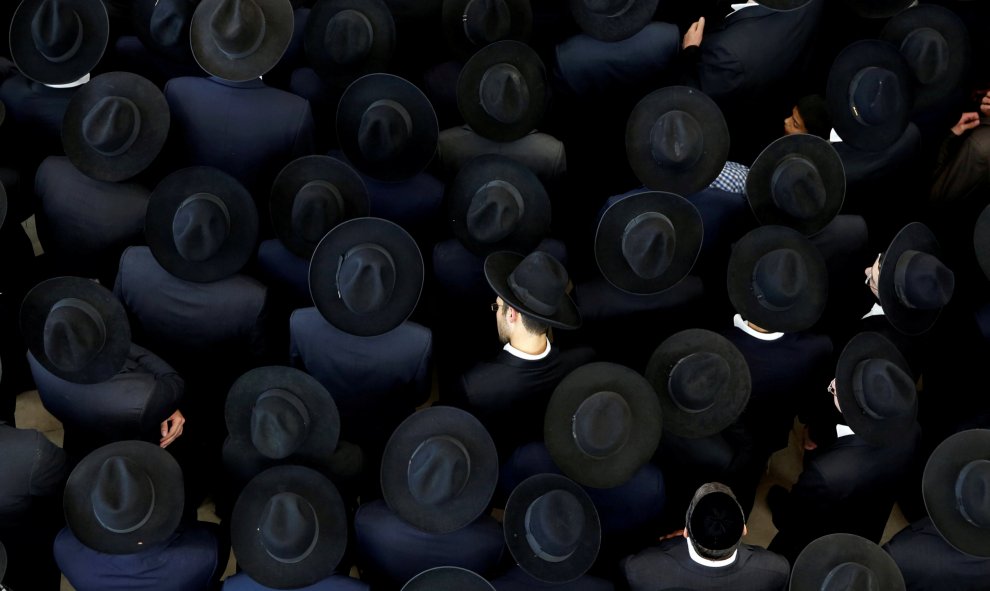 Un grupo de hombres judíos ultraortodoxos participan en la ceremonia del funeral del Rabino Moshe Mordechai Chadash, en Jerusalén. REUTERS/Ronen Zvulun