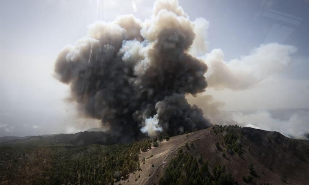 Fotografía aérea facilitada por el Gobierno de Canarias del incendio que se declaró el miércoles en la isla de La Palma y que afecta ya a unas 3.000 hectáreas de superficie. Unos 200 efectivos y ocho medios aéreos de distintas administraciones trabajan en