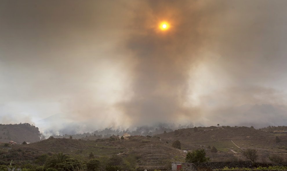 El humo surge del incendio de El Paso, en la isla de La Palma. DESIREE MARTIN / AFP