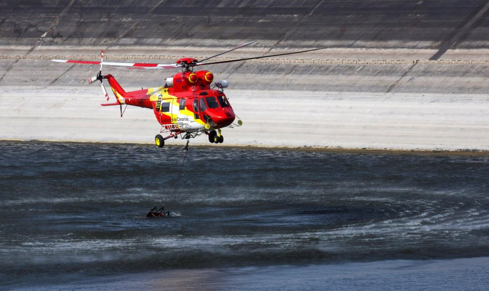 Un helicóptero trabaja para extinguir el incendio de Las Manchas,al suroeste de la isla de La Palma. REUTERS/Borja Suarez