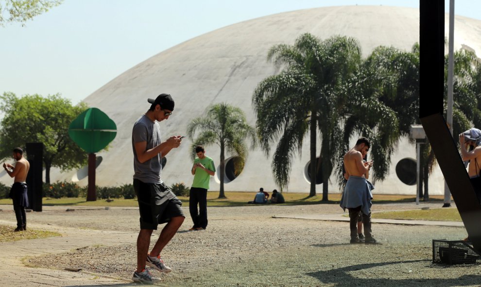 Personas jugando a Pokemon Go en el parque Ibirapuera en Sao Paulo, Brasil. REUTERS/Paulo Whitaker