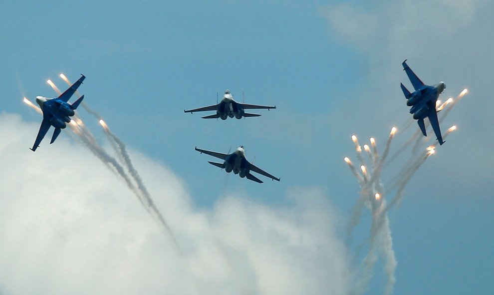 Aviones de combate Sukhoi Su-27 de la Russkiye Vityazi vuelan en formación durante los Juegos Internacionales del Ejército de 2016, en Dubrovichi, en las afueras de Riazán, Rusia. REUTERS / Maxim Shemetov