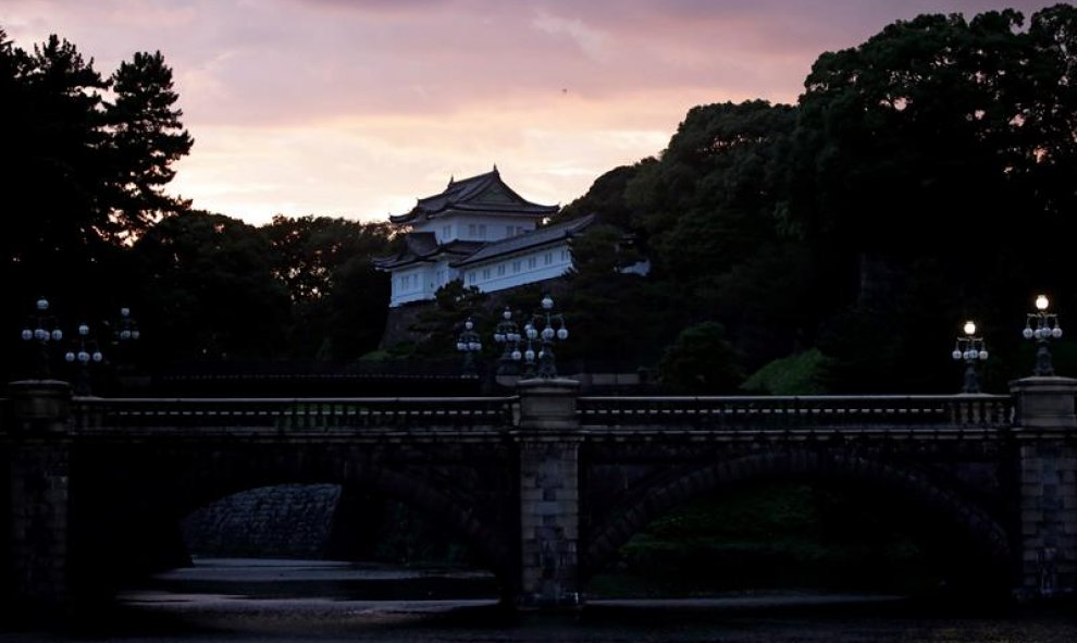 El Fushimi Yagura al atardecer en el puente Nijubashi en los jardines del Palacio Imperial en Tokio (Japón). EFE/Kiyoshi Ota