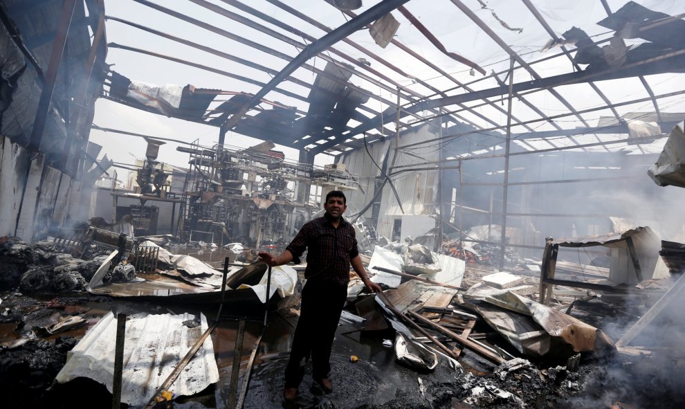 Un empleado muestra los daños en una empresa de comida después de un ataque aéreo con bombas en Yemen/REUTERS