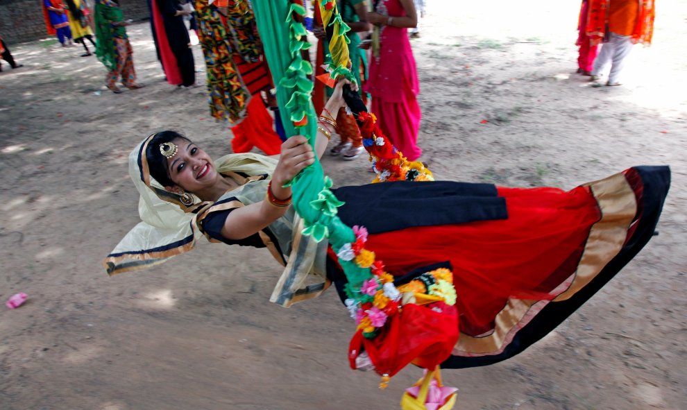 Una chica india juega en un columpio durante el festival "Teej" que da la bienvenida del monzón en Chandigarrh/REUTERS