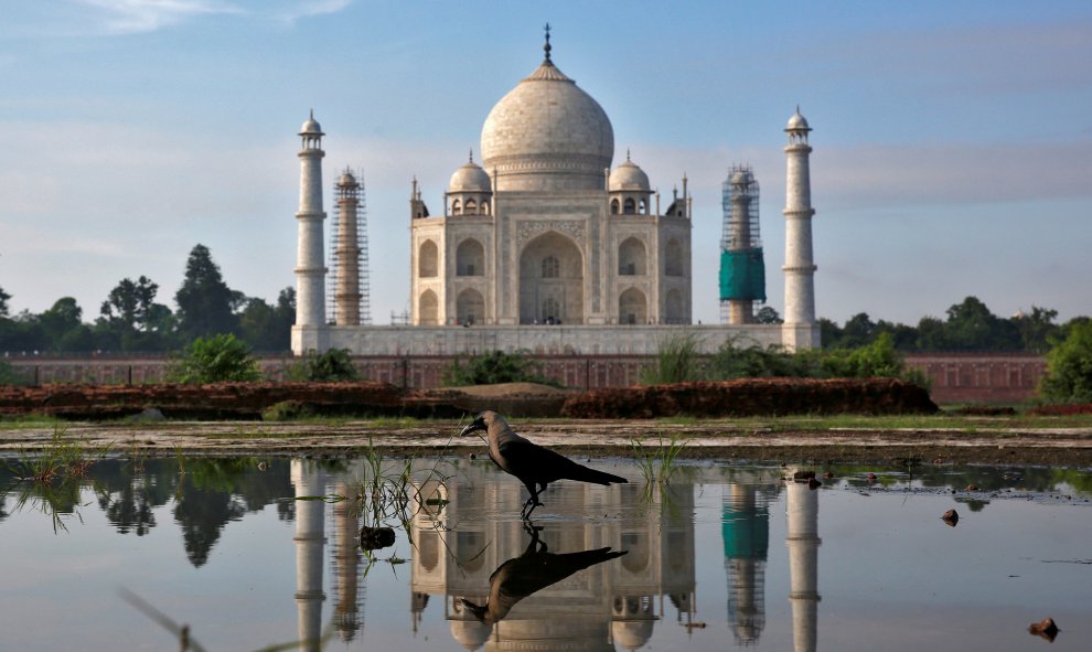 El Taj Mahal se refleja en un charco en Agra, India. REUTERS/Cathal McNaughton