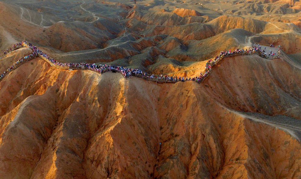 Una vista aérea muestra a un grupo de gente visitando el área de la duna de Danxia en Zhangye, China. REUTERS