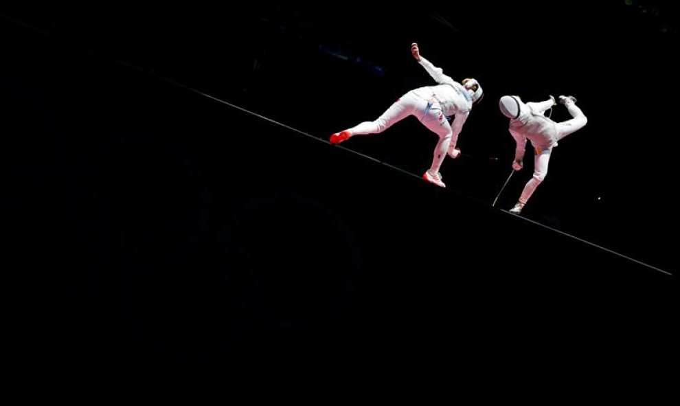 La polaca Hanna Lyczbinska (L) en acción contra la alemana Carolin Golubytskyi (R) durante la ronda individual de esgrima en los Juegos Olímpicos de Rio 2016. EFE