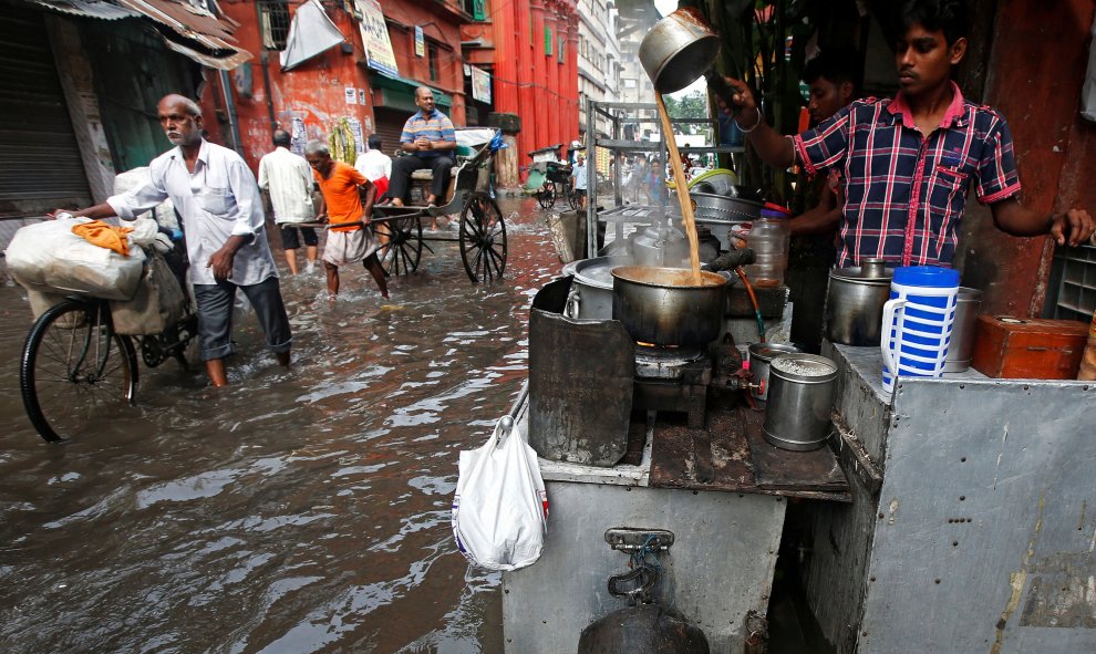 Un hombre prepara te en la tienda de una calle inundada en Calcuta, India. REUTERS/Rupak De Chowdhuri