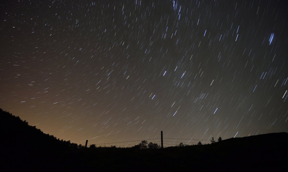 Las perseidas o lágrimas de San Lorenzo  en la localidad cántabra de San Miguel de Aguayo.EFE/ Pedro Puente Hoyos