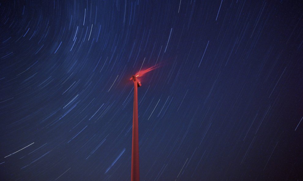 La lluvia de estrellas sobre un molino de viento en el Parque eólico Saint Nikola, en Kavarna, Bulgaria. EFE/Vassil Donev