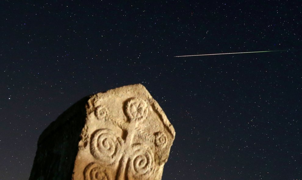 Las perseidas  las sobre lápidas medievales en Radmilje, cerca de Stolac, al sur de Sarajevo (Bosnia y Herzegovina). REUTERS / Dado Ruvić