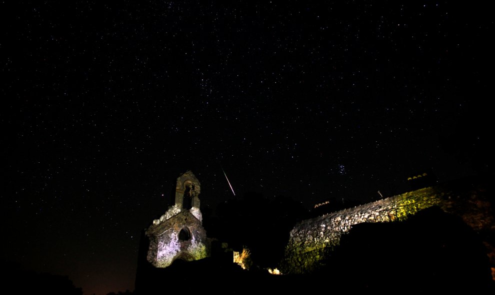 La lluvia de estrellas sobre el bosque de los Alcornocales en el antiguo de La Sauceda, cerca de Cortes de la Frontera (Málaga). REUTERS / Jon Nazca