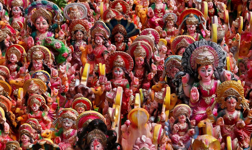 Los devotos dejan ídolos de la diosa hindú Dasahama en las orillas del río Sabarmati en Ahmedabad, India. REUTERS/Amit Dave