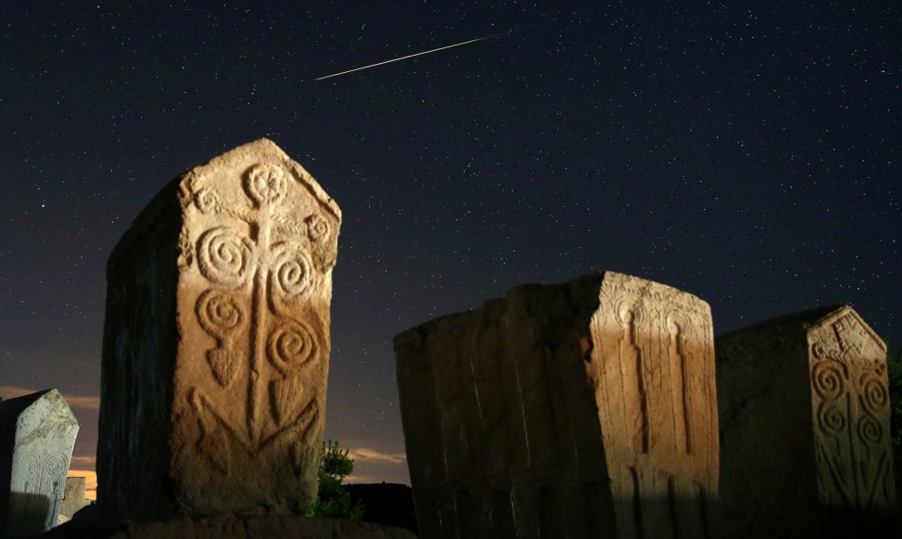 Una estrella fugaz pasa por el cielo nocturno sobre lápidas medievales en Radmilje cerca de Stolac, al sur de Sarajevo, Bosnia y Herzegovina. REUTERS / Dado Ruvić