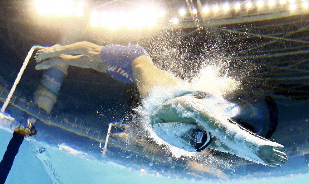 Michael Phelps compitiendo en su camino hacia el oro en la final masculina de los 200 metros estilos. REUTERS/Michael Dalder