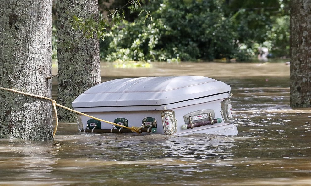 Un ataúd flota en la calle tras la inundación de la Parroquia de la Ascensión. en Louisiana, EE.UU. REUTERS / Jonathan Bachman