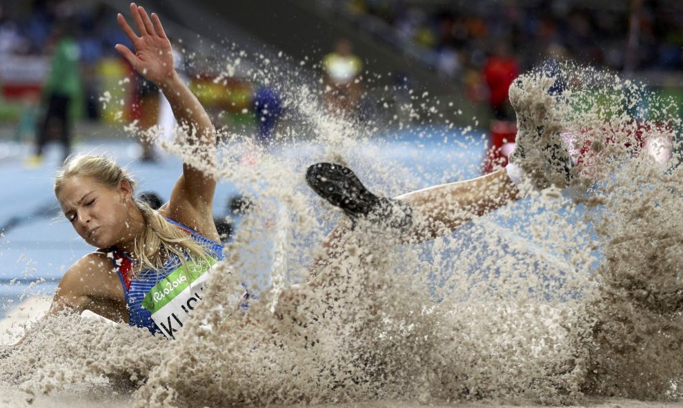 La rusa Darya Klishina compitiendo en salto de longitud. REUTERS/Phil Noble