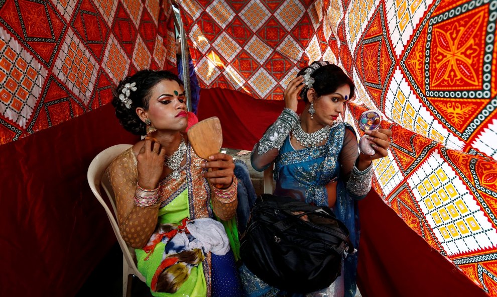 Eunucos se aplican maquillaje antes de las celebraciones del festival "Raksha Bandhan" en Mumbai, India. REUTERS / Danish Siddiqui