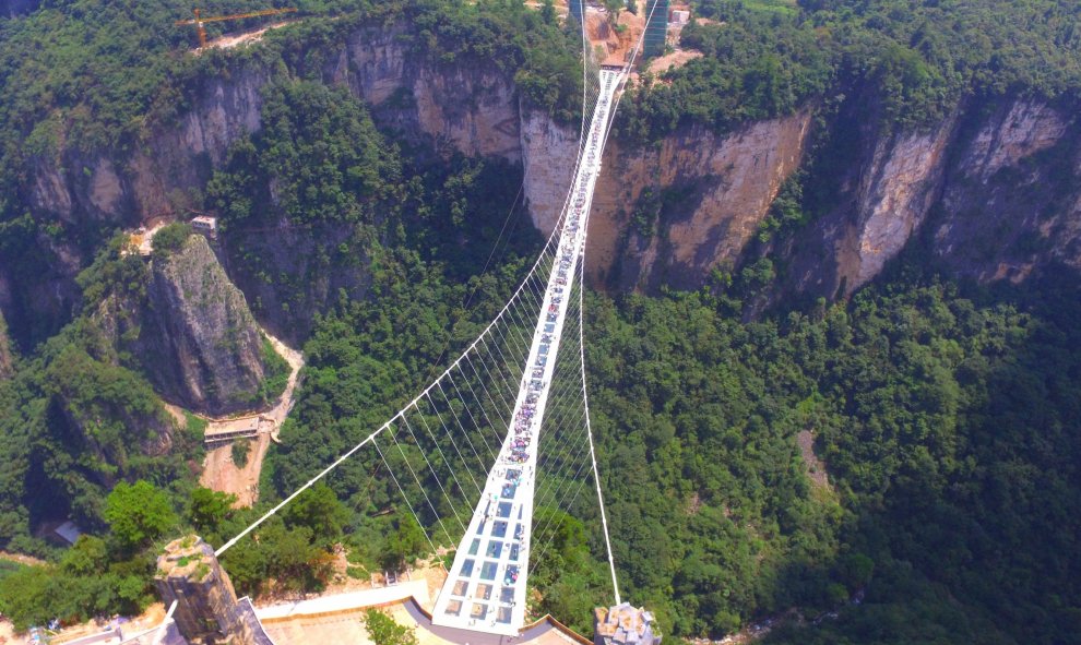 El puente de cristal está ubicado en el parque natural de Zhangjiajie en la provincia de Hunan, China. REUTERS
