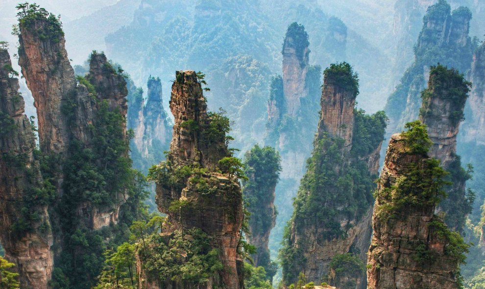 Una vista del Parque Natural de Zhangjiajie, lugar donde se encuentra el puente de cristal más alto y largo del mundo.