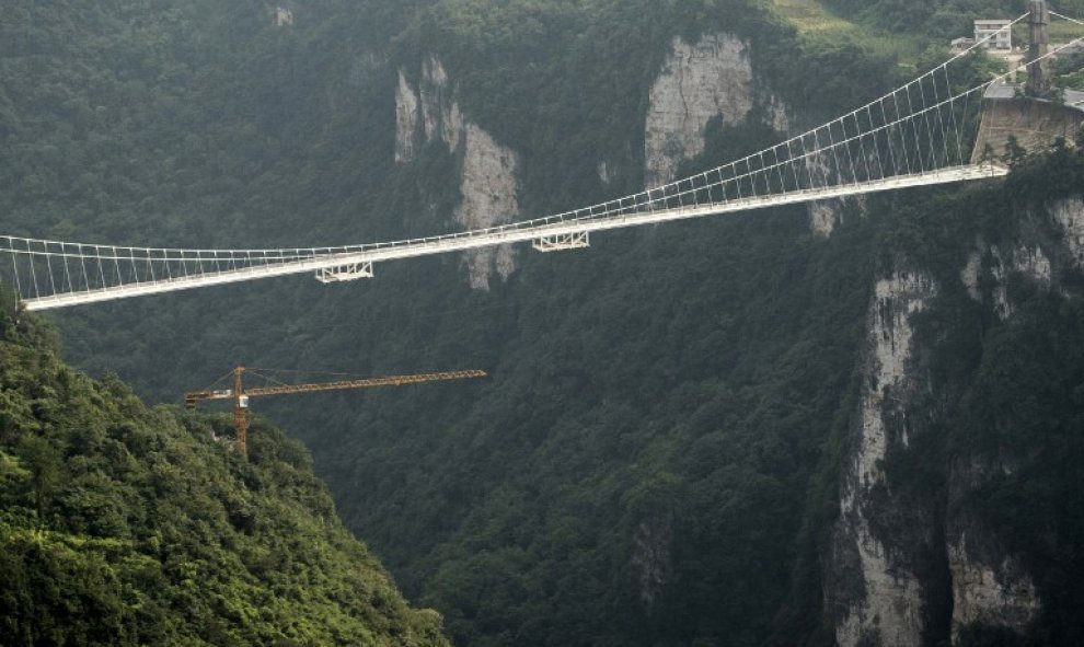 El puente de cristal más largo y más alto del mundo sobre el valle del parque natural de Zhangjiajie, en la provincia china de Hunan. AFP/FRED DUFOUR