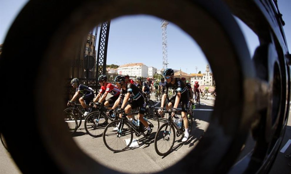 El pelotón a su paso por la Academia Naval Militar, al inicio de la tercera etapa de la Vuelta Ciclista a España 2016, con salida en Marín y meta en el alto de Ézaro (Dumbría), y con un recorrido de 176,4 km. Efe/Javier Lizón