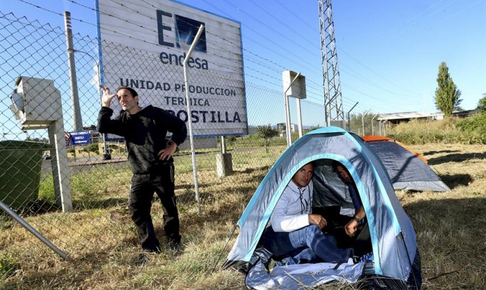 Decenas de mineros de la compañía minera "Asturleonesa" volvieron a bloquear esta mañana el acceso a la central térmica de Compostilla II, en el municipio leonés de Cubillos del Sil, en protesta por la negativa de Endesa, propietaria de la central, a comp