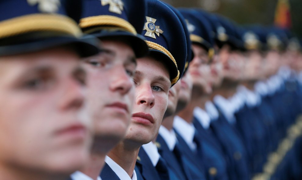 Militares ucranianos se colocan en fila durante un ensayo para el desfile militar del Día de la Independencia en el centro de Kiev, Ucrania. REUTERS / Valentyn Ogirenko