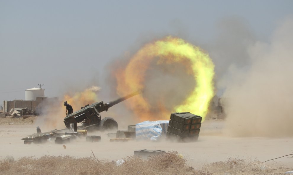 Un combatiente chiíta dispara artillería durante los enfrentamientos con militantes del Estado Islámico cerca de Faluya, Irak. REUTERS