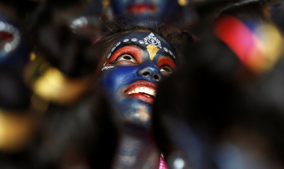 Los estudiantes bailan mientras participan en las celebraciones del festival Janmashtami, que marca el aniversario del nacimiento del señor Krishna en Mumbai, India. REUTERS / Danish Siddiqui