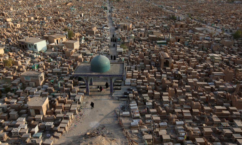 El cementerio de Wadi al- Salam, que en árabe significa "Valle de la Paz", en Nayaf, al sur de Bagdad, Irak. REUTERS / Alaa Al - Marjan