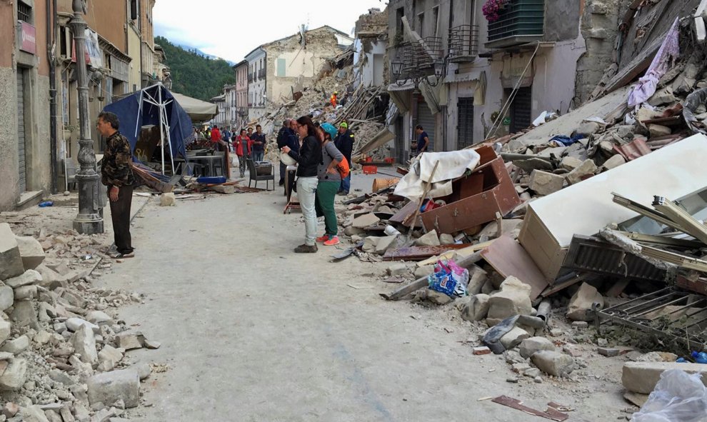 La mitad de las casas han sido destruidas en Amatrice, su alcalde ha afirmado que la mitad de las personas han desaparecido/REUTERS