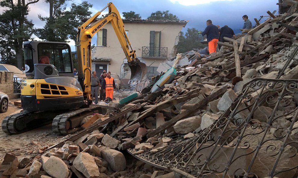 Excavadoras, perros y cientos de personas ayudan en la búsqueda de supervivientes entre los escombros/REUTERS
