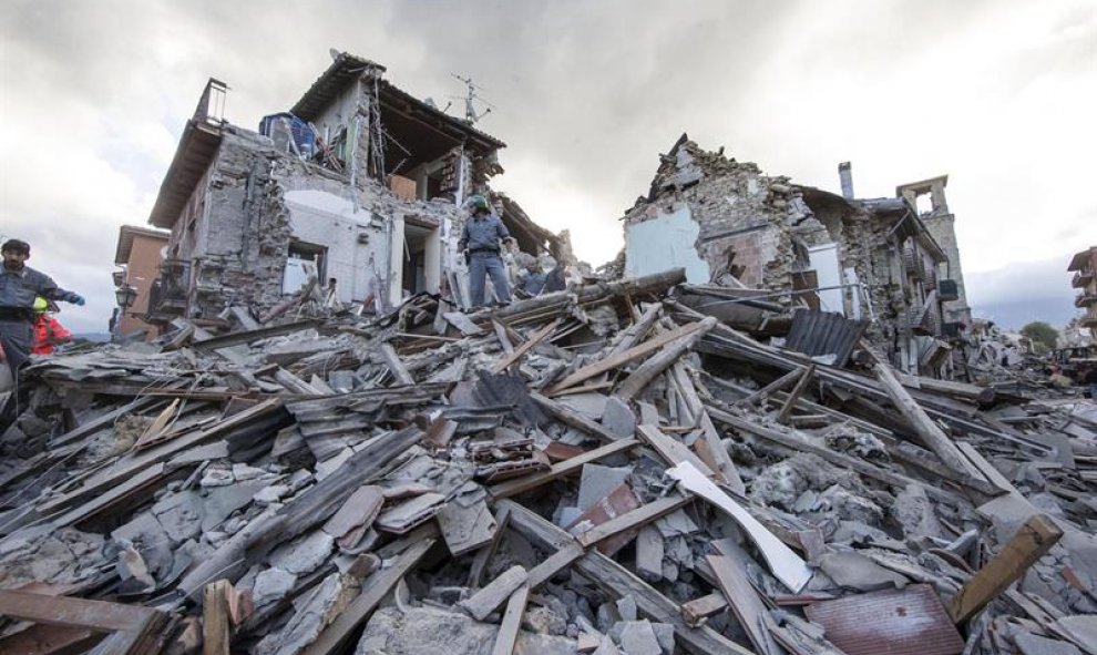 Casas enteras se han destruído, se estima que hay por lo menos 100 personas desaparecidas y más de dos decenas de muertos/REUTERS
