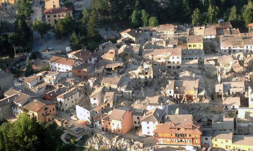 Imagen facilitada por la Brigada de Bomberos de Italia de una vista aérea de los edificios derrumbados en Amatrice, en el centro de Italia tras el terremoto de 6,0 grados de magnitud en la escala abierta de Richter que ha sacudido el centro del país. EFE/