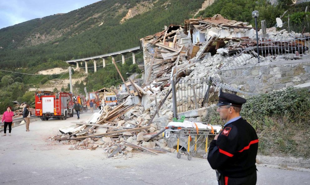Un policía camina entre los escombros de un edificio en Pescara del Tronto, cerca de la localidad de Arquata del Tronto, en la provincia de Ascoli Piceno, región de Marche, tras el terremoto que ha sacudido el centro de Italia esta madrugada. EFE/Cristian