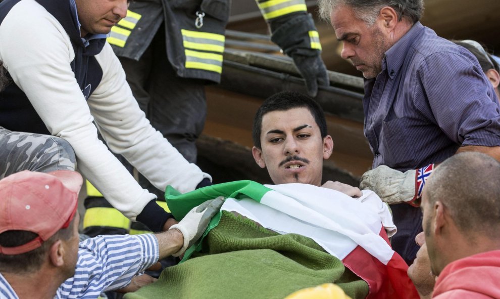 Un hombre herido es rescatado por los equipos de emergencia de Amatrice, tras el terremoto que ha sacudido el centro de Italia en la madrugada. EFE/Massimo Percossi