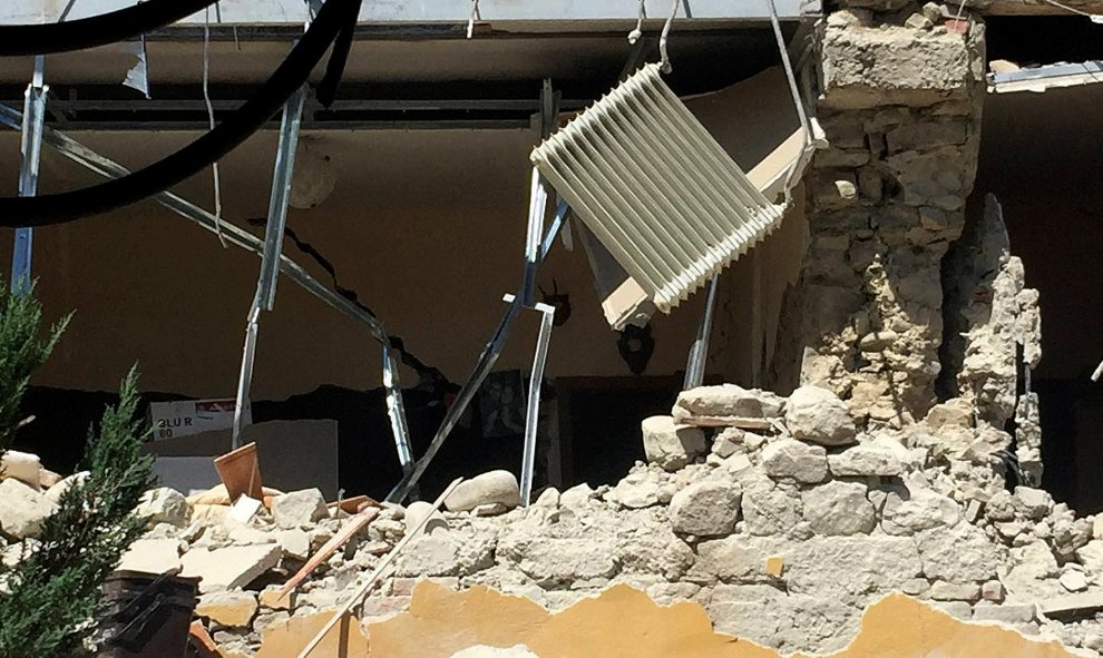 El interior de una vivienda dañada por el terremoto en la localidad italiana de Accumoli di Rieti, en el centro del país. REUTERS/Steve Scherer