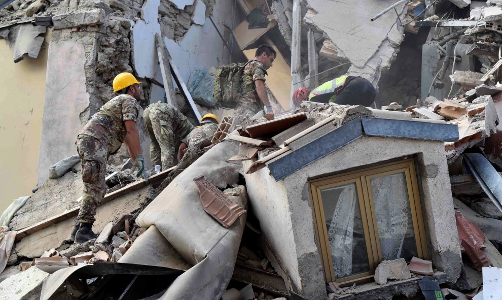 Los equipos de rescate trabajan en un edificio derrumbado después de un terremoto en Amatrice, el centro de Italia. REUTERS / Emiliano Grillotti
