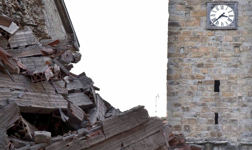 El reloj del campanario de Amatrice se paró a la hora del terremoto. REUTERS / Emiliano Grillotti